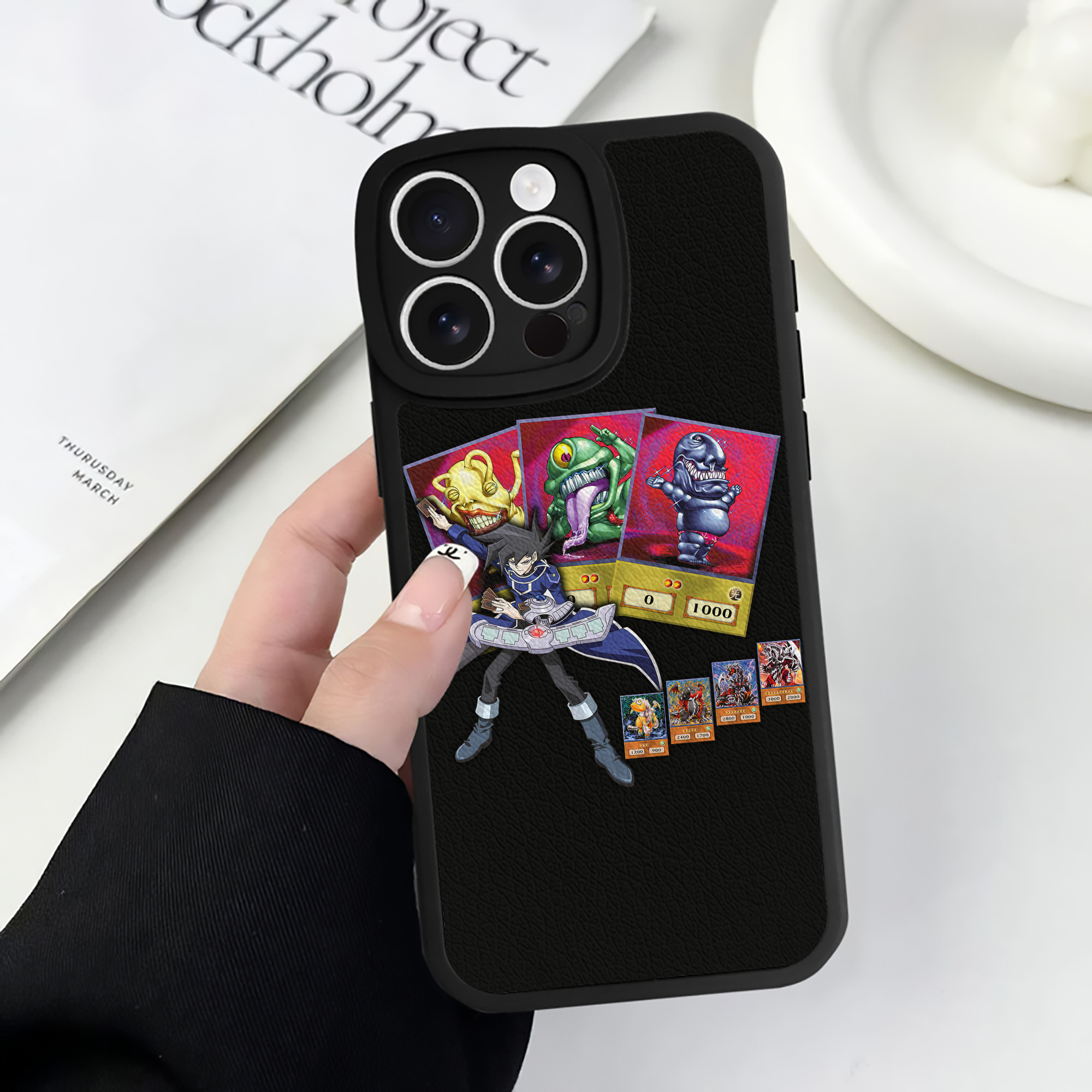 （画像用） 遊☆戯☆王 Yu-Gi-Oh! 【iPhone 16シリーズ対応】シリコンスマホケース（レザー調） 材質：シリコン